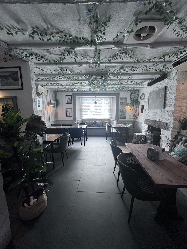 Molesworth Arms Hotel 38/50