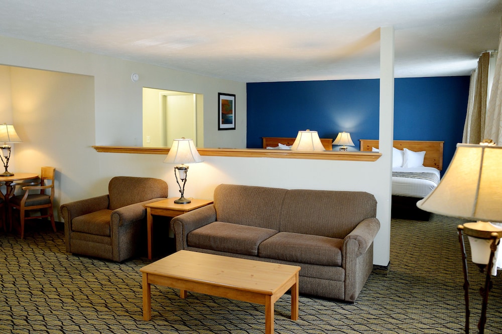 Baymont by Wyndham St. Ignace Lakefront 31/54