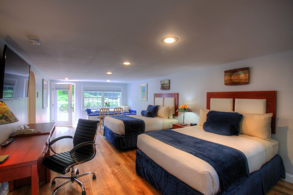 Rear, Deluxe, Studio, 2 Queen Beds
