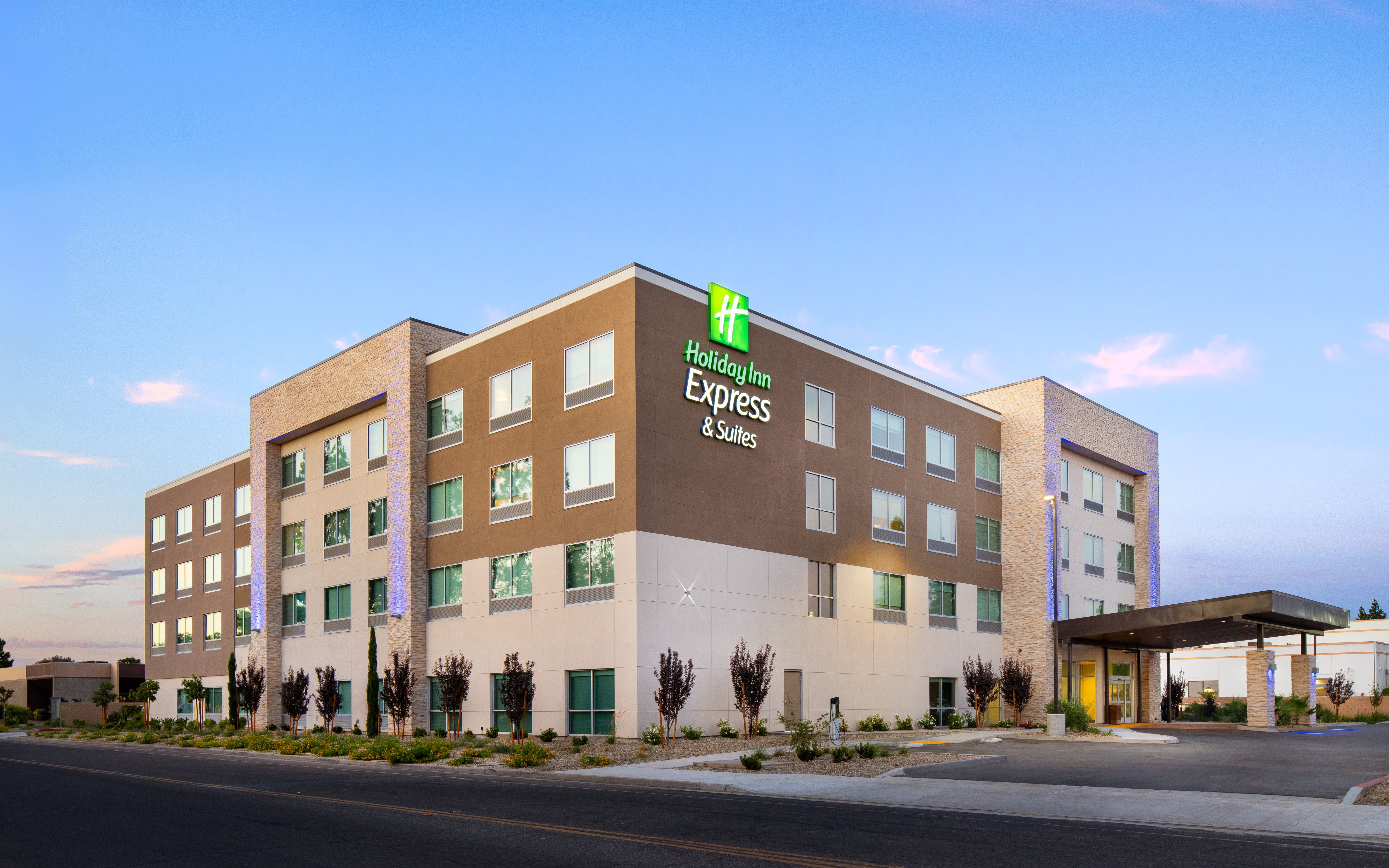 Holiday Inn Express & Suites Fresno Airport 3/25