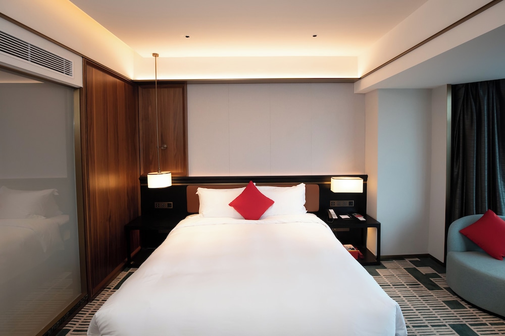 Queen Bed, Tower View