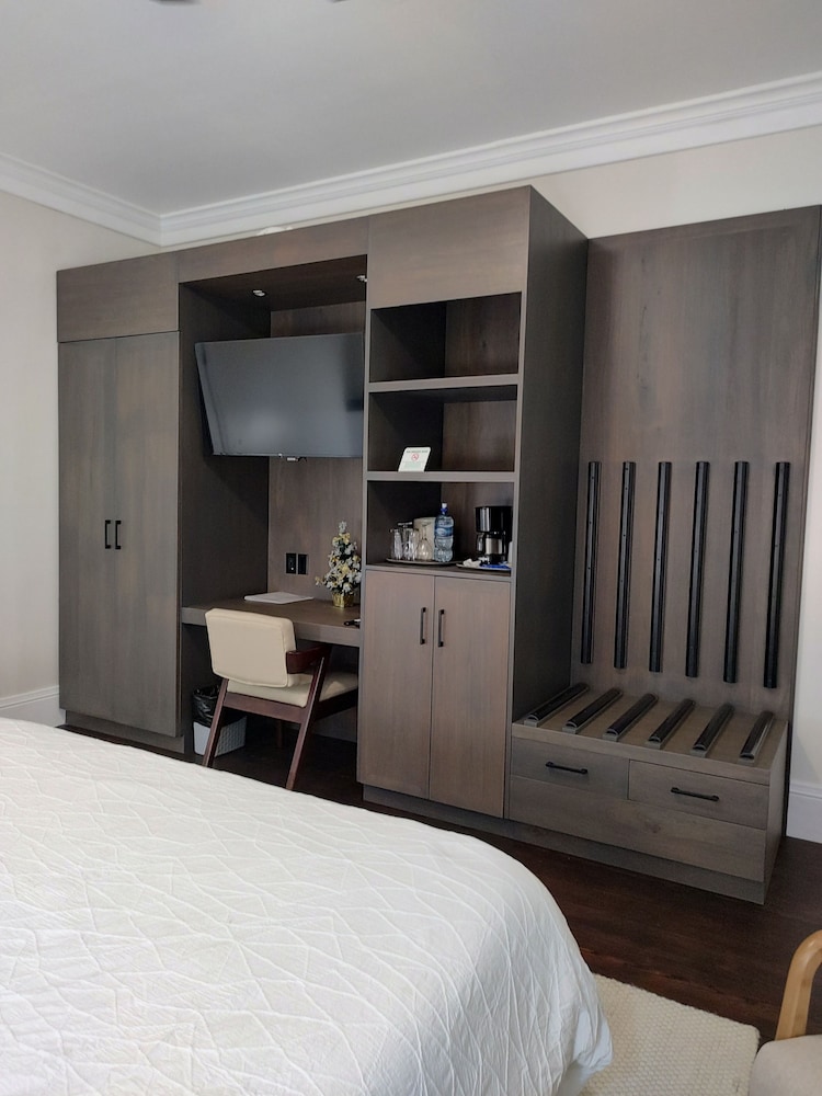 Space, Colonial, Deluxe, King Bed, Living Area, Lounge Access