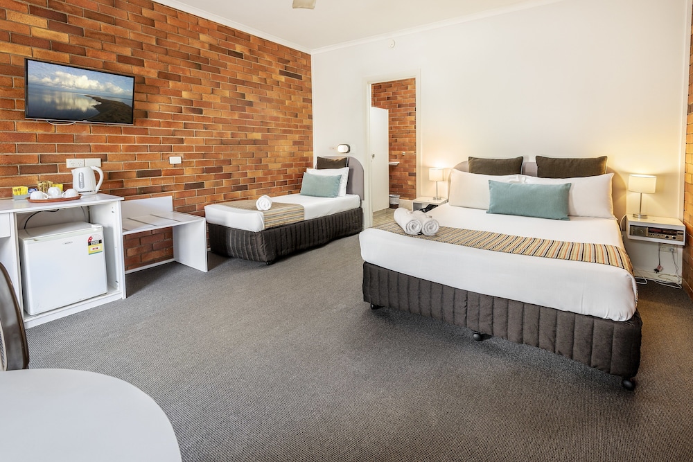 The Beach Motel Hervey Bay 12/72