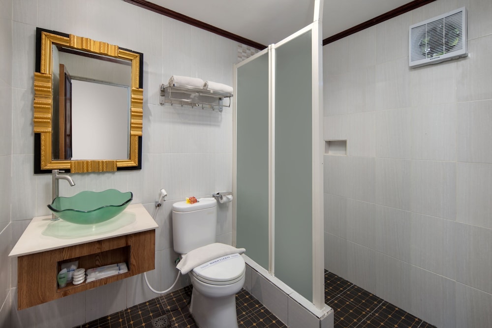 Royal Caravan Hotel and Outbond 56/58