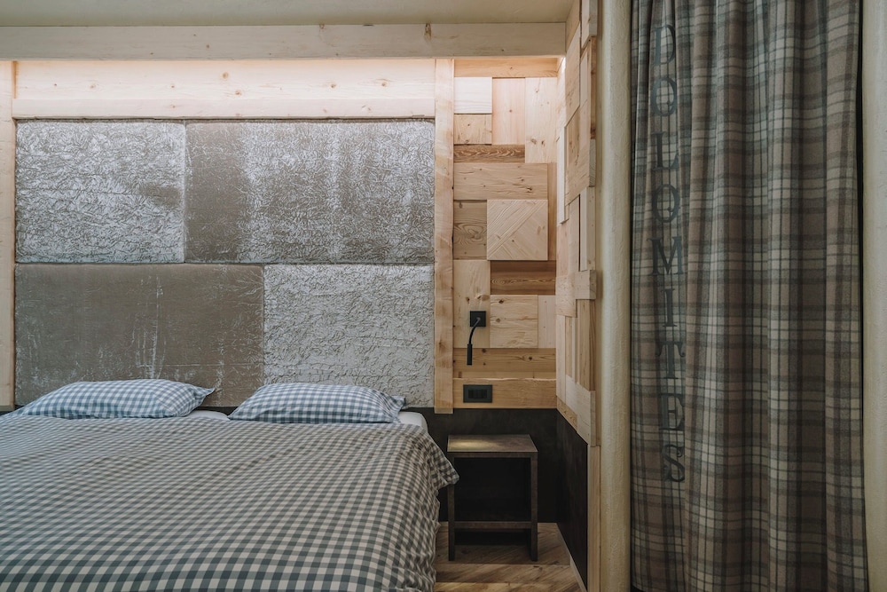 غرفة بسريرين منفصلين بإطلالة على الجبل، HOTEL CHALET PINETA 10/10