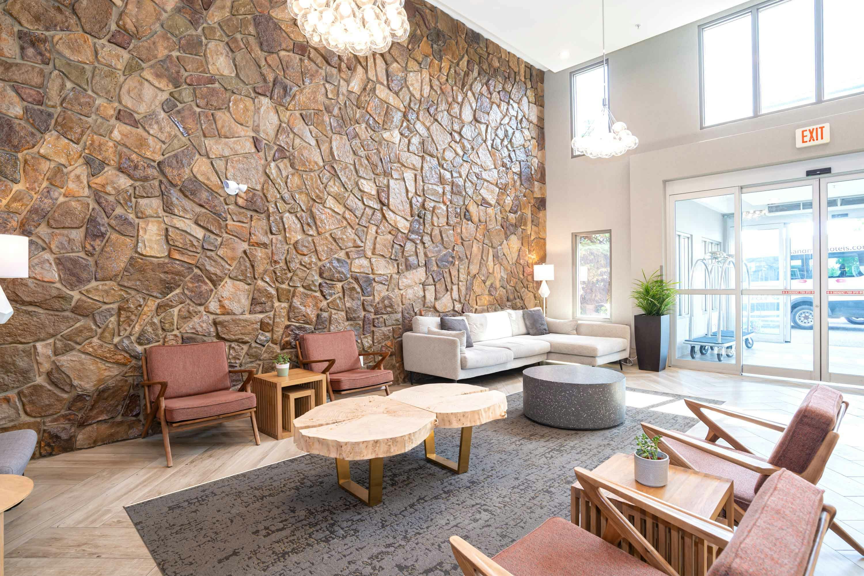 Sandman Hotel Calgary Airport 24/48