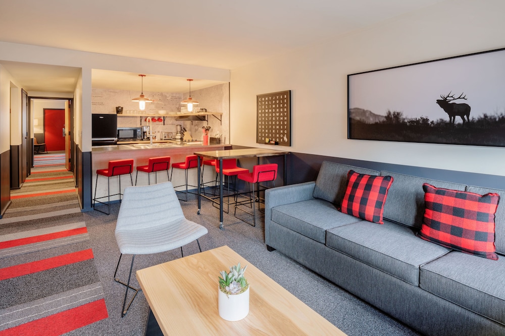 Mountain Modern Motel 37/72