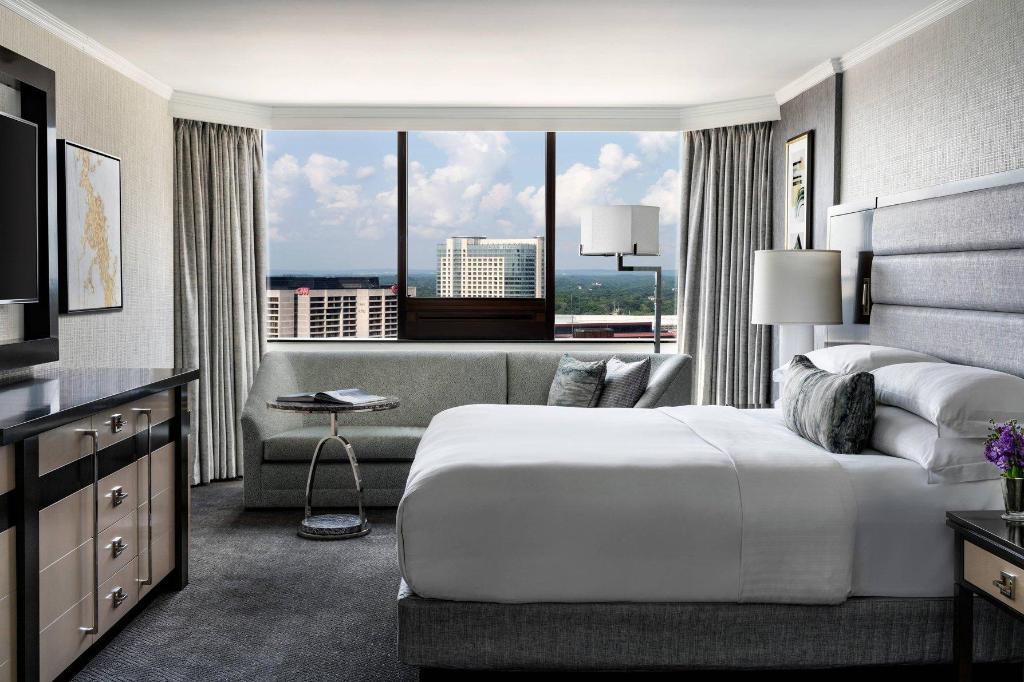 1 Bedroom, Suite, King Bed, Skyline View, Sofa, Club Floor