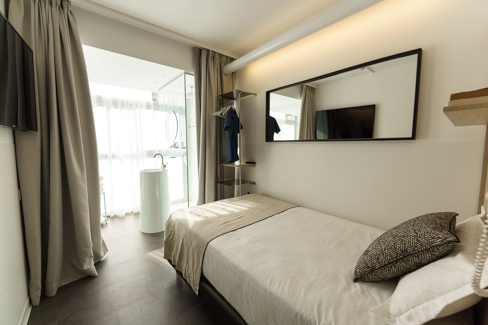 ROOM, SINGLE