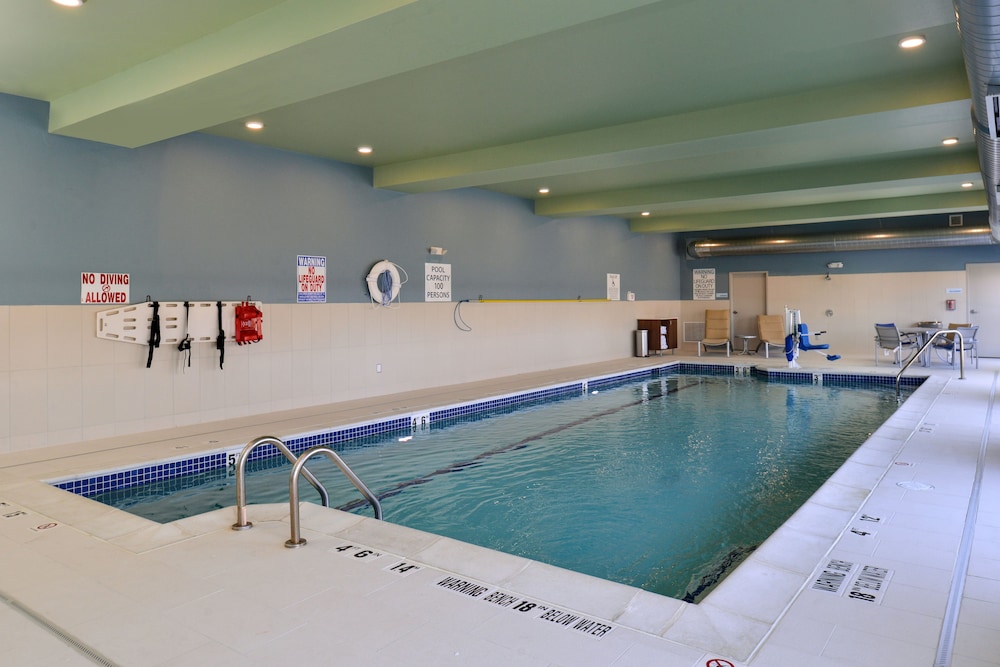 Holiday Inn Express Suites Farmington Hills Detroit 3/54