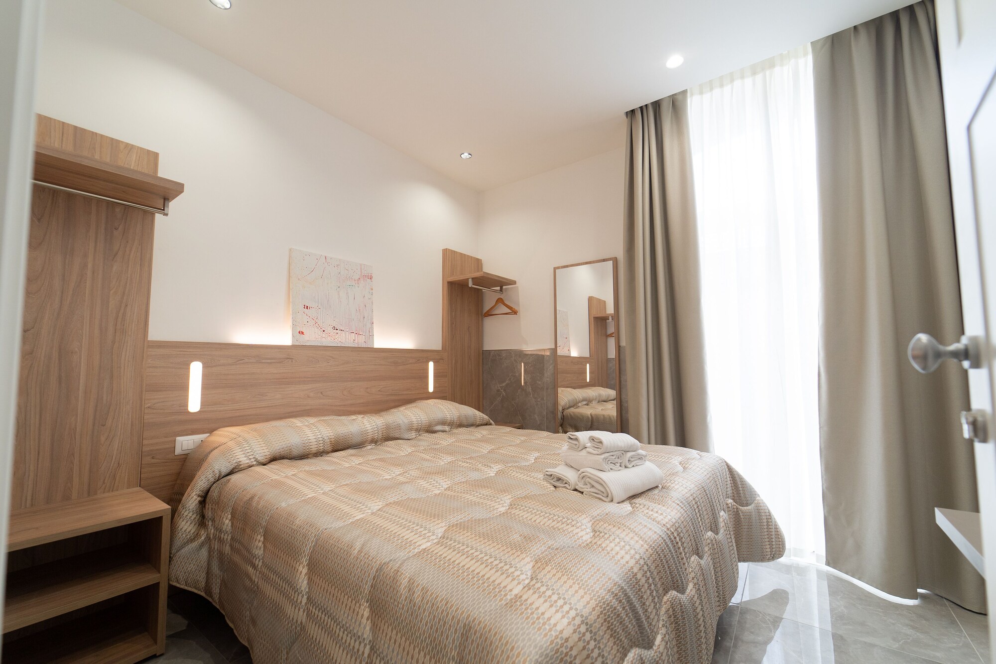 1 Bedroom, Victorian, Queen Bed, City View, Annex