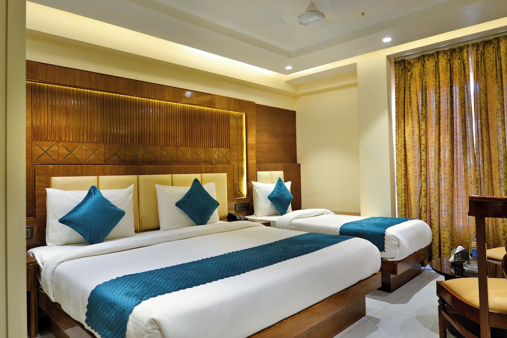HOTEL GRAND PLAZA. 25/50