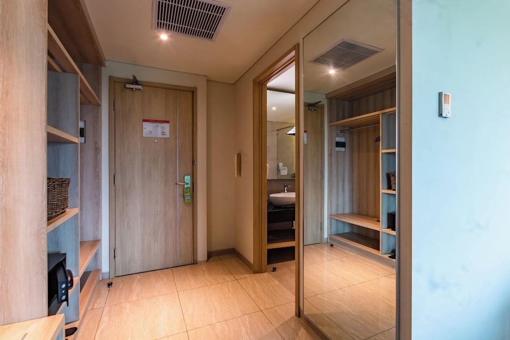 Hotel Ayola Lippo Cikarang 33/60