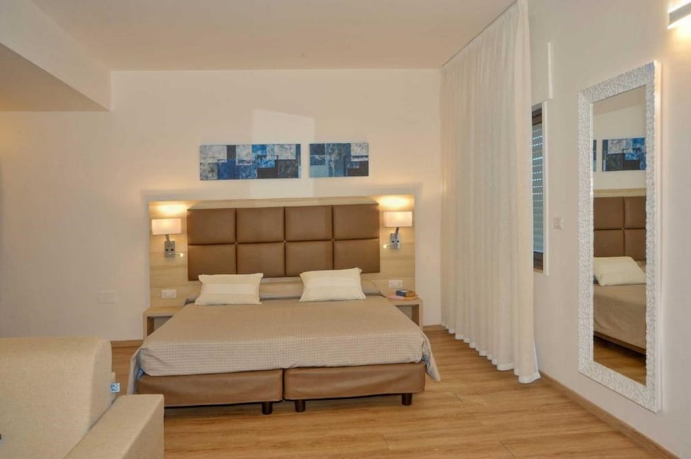 Hotel Albania 26/73