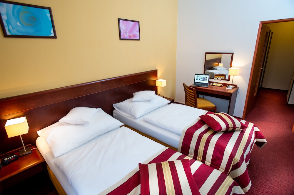Petr Hotel 11/54