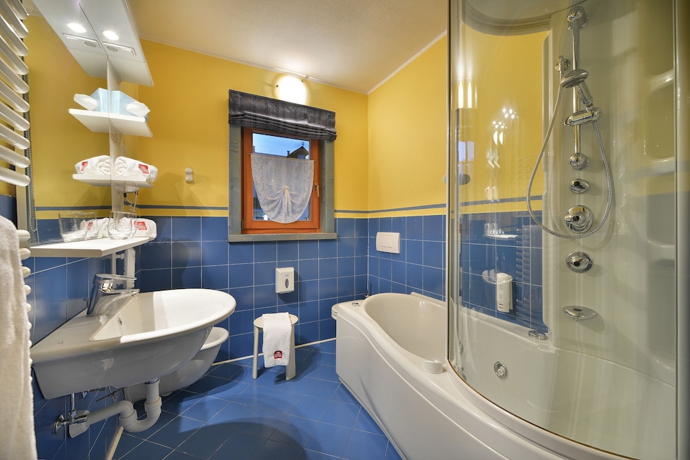 Superior, Mountain View, Jetted Tub