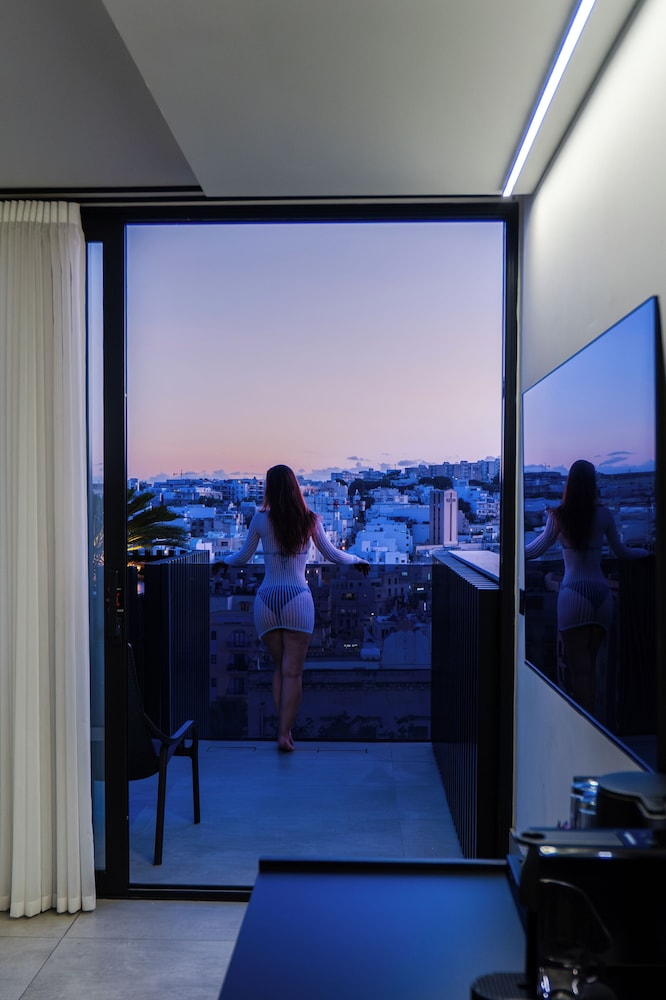 Onyx Hotel 126/163