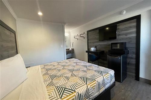 1 King Bed - Non-Smoking, Micfridge