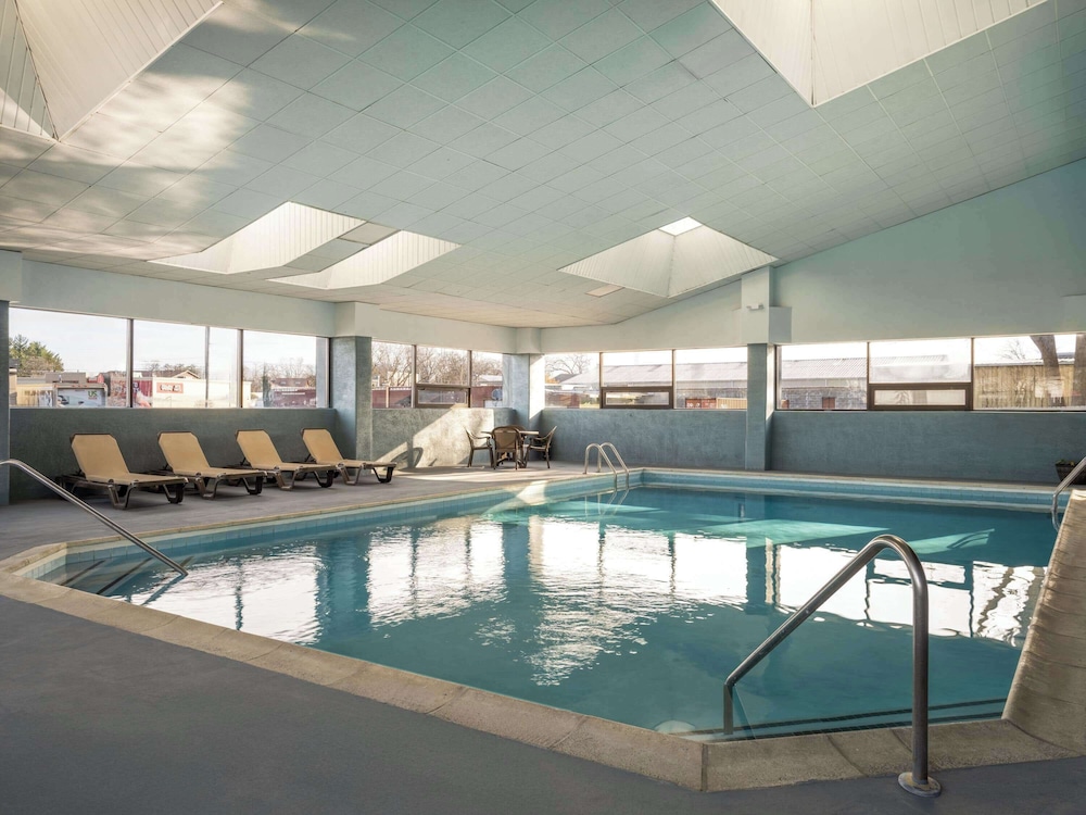 AmericInn by Wyndham Woodstock IL 24/50