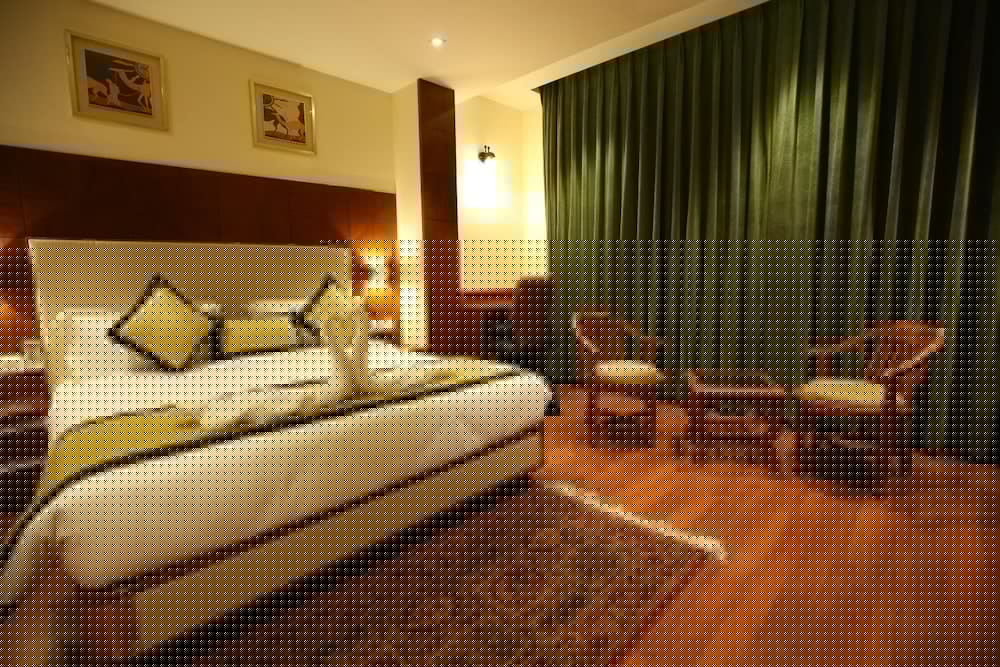 The Ic's Hotel 8/30