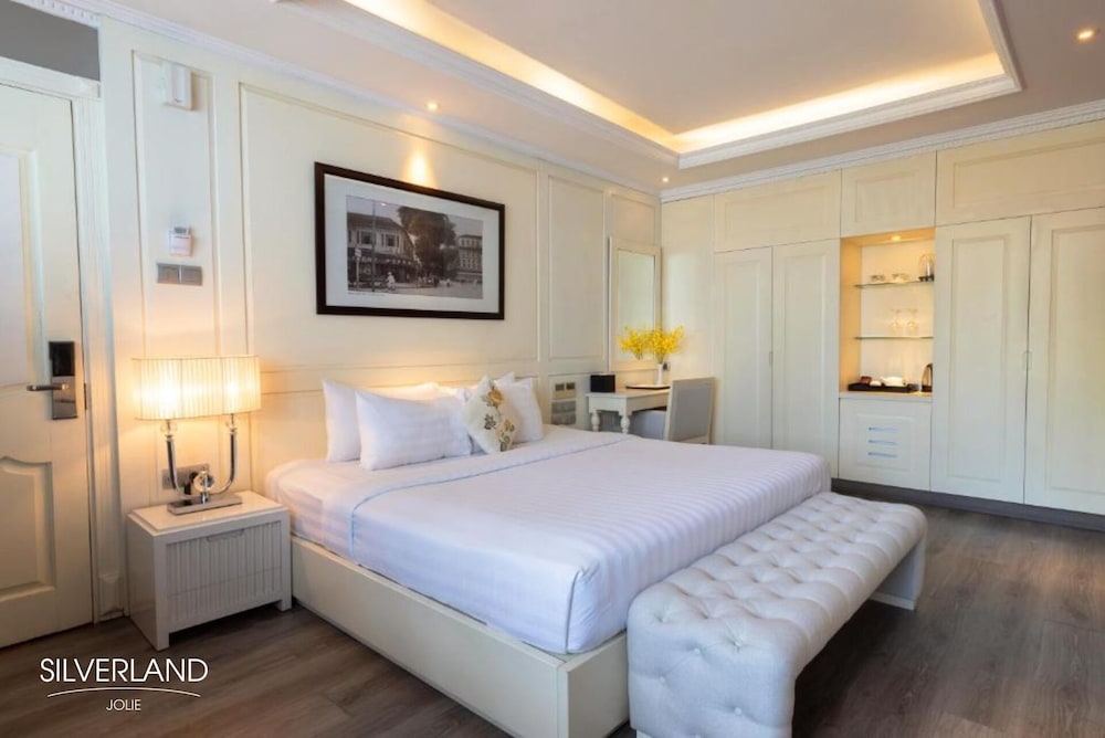 SUITE, KING BED