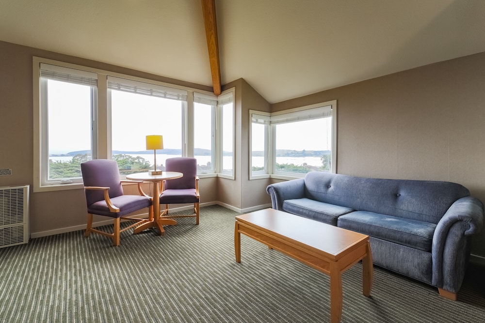 The Inn at the Tides 35/53