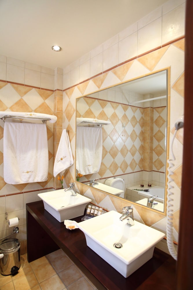 Tesoro Hotel 20/20