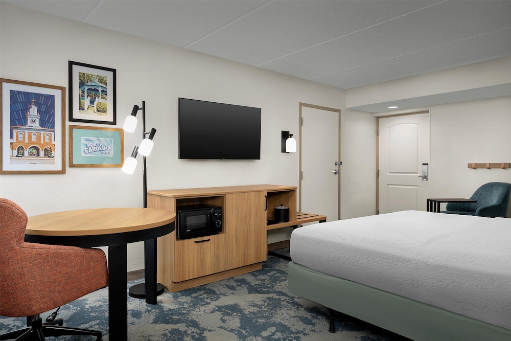 Room, King Bed, Bathtub, Accessible, Hampton Inn Fayetteville Fort Bragg 7/10