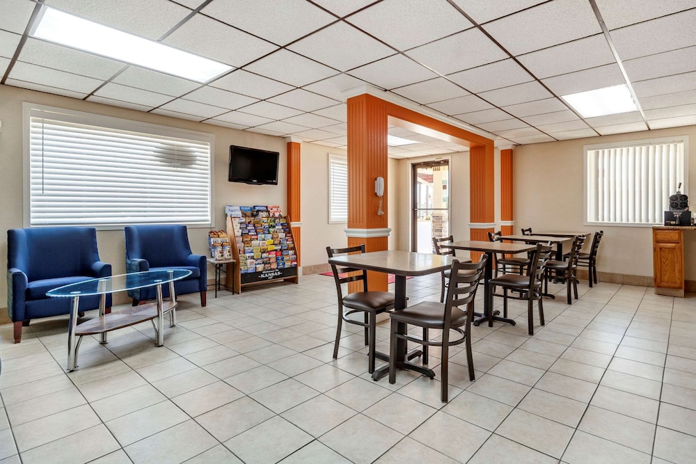Econo Lodge Hays I-70 40/54