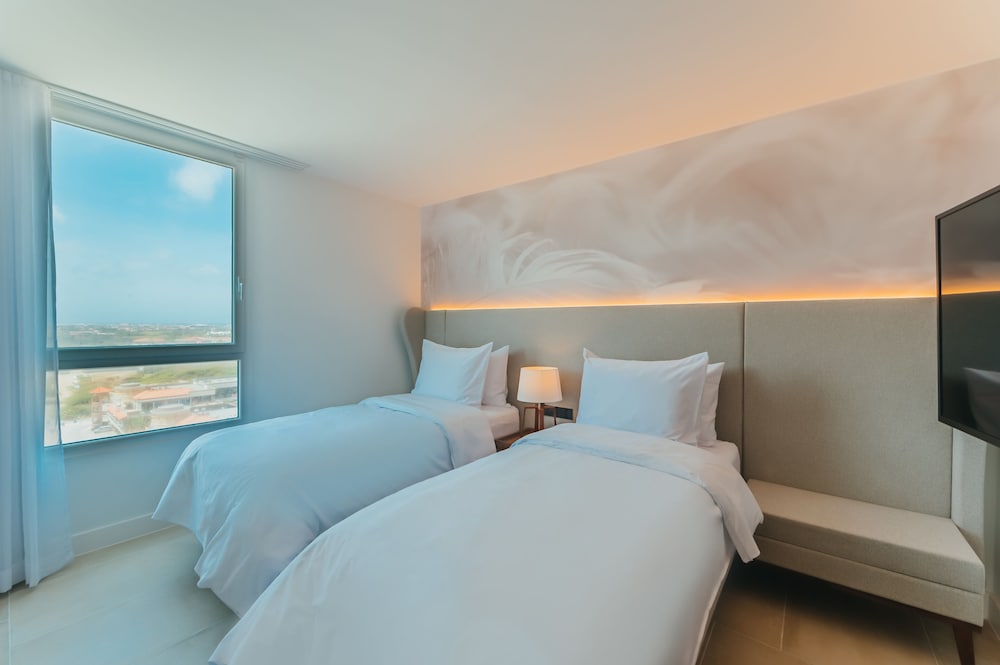 SUITE, KING AND TWIN BEDS, POOL VIEW