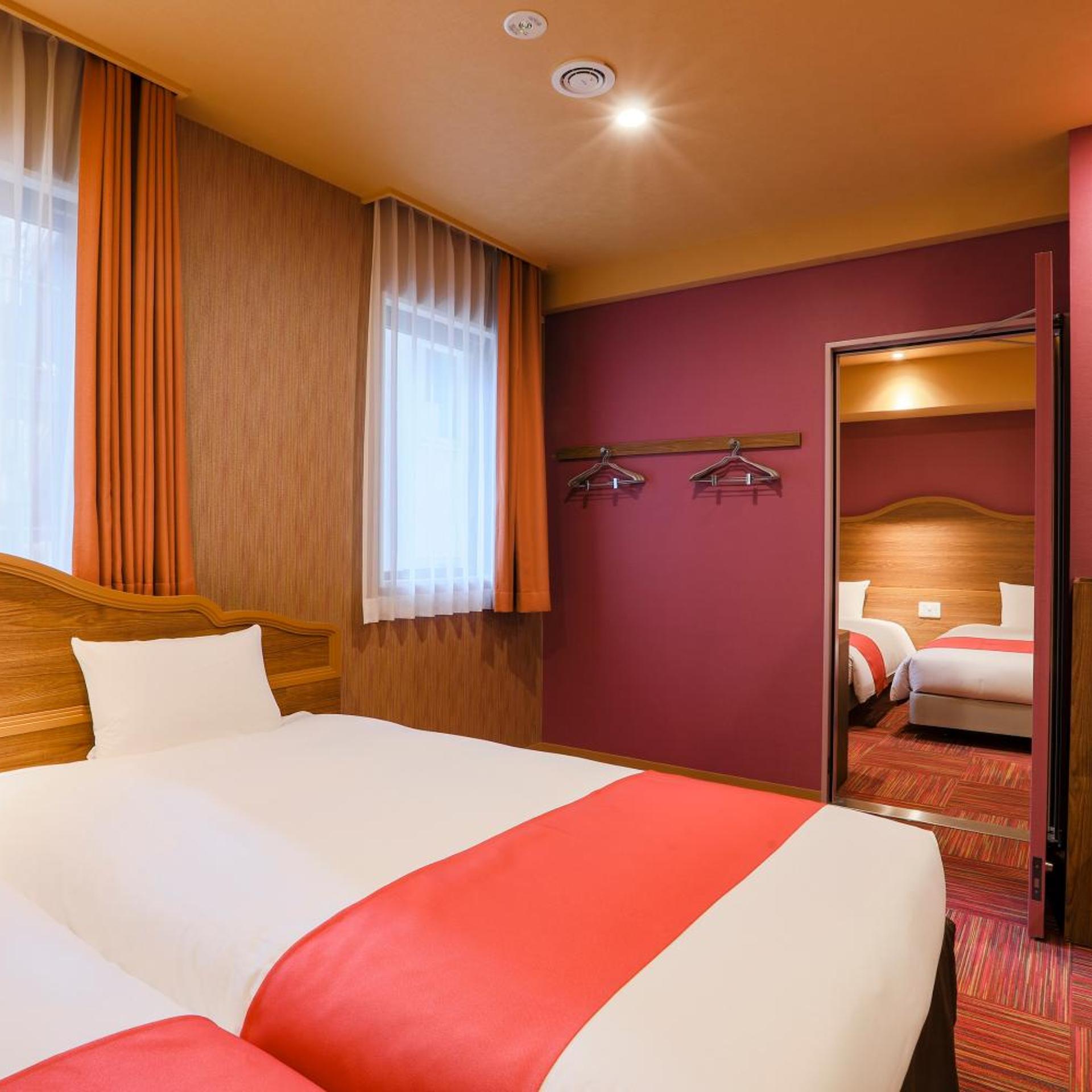 Connecting, Twin Beds, North Wing
