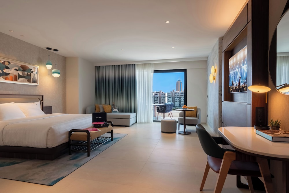 Silver, Suite, King Bed
