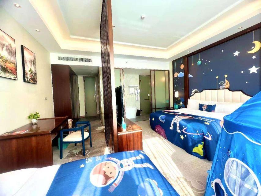 Style, Deluxe, Family, Twin Beds, 1 King and 1 Single Beds