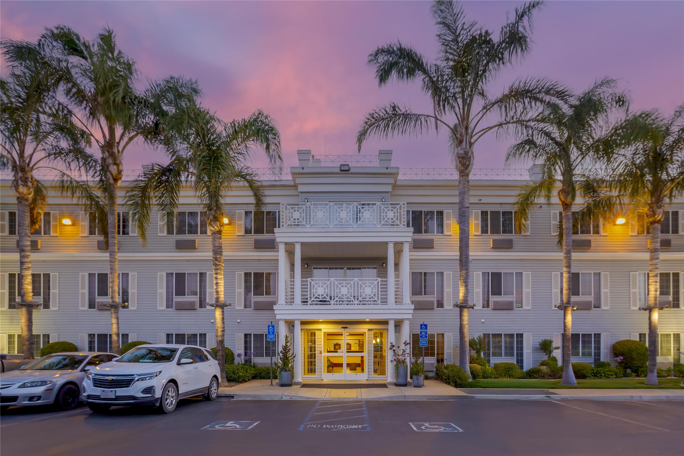 Best Western Luxury Inn 35/37