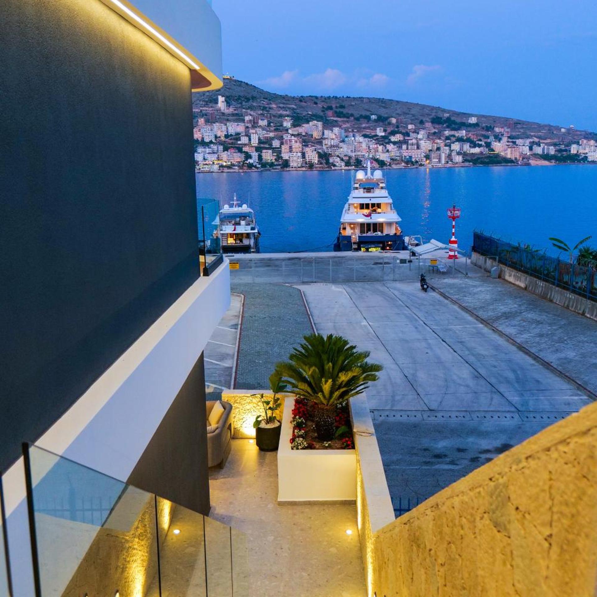 Yacht Premium Hotel 28/50