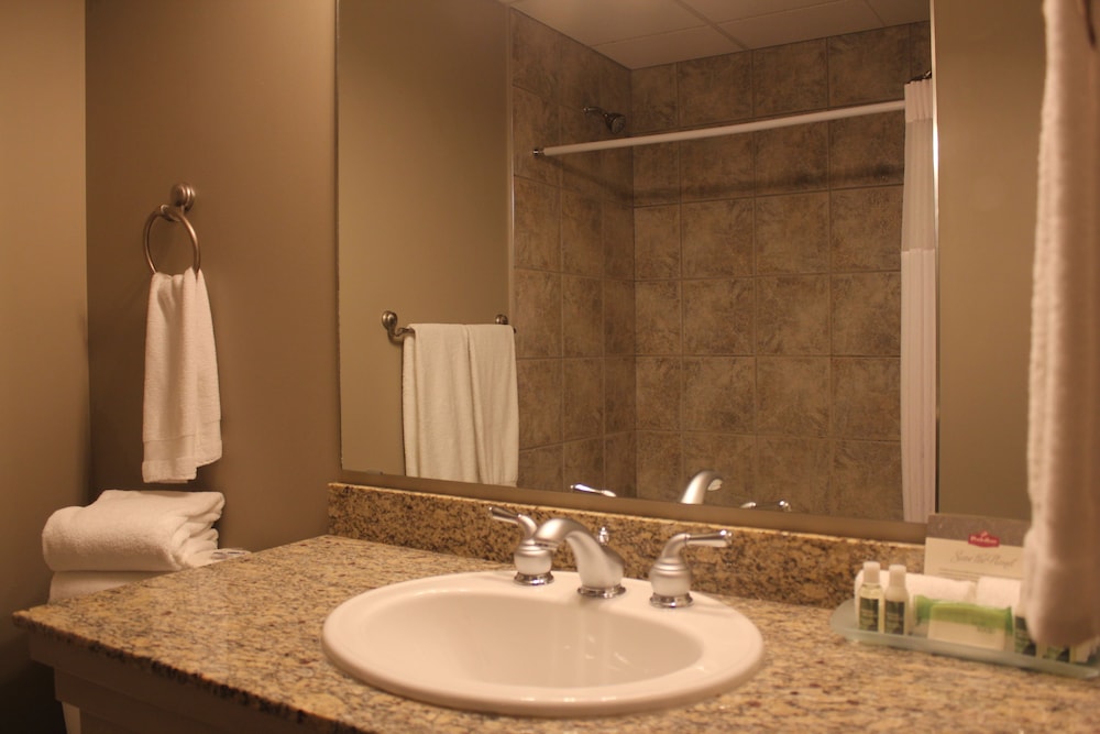 Room, 2 Queen Beds, Hill View, Kitchenette 2/2