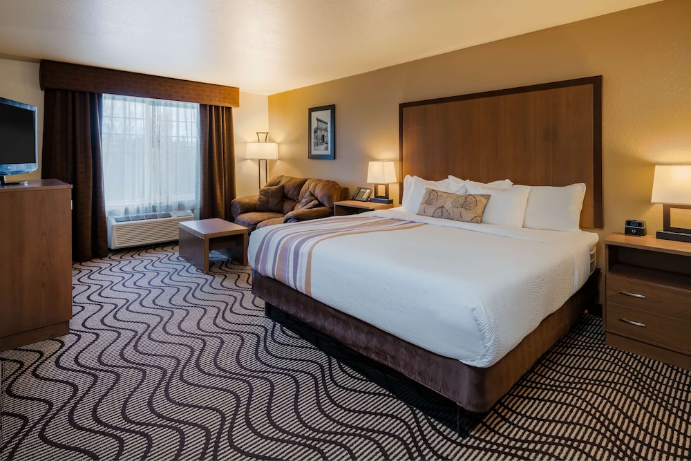 غرفة قياسية بسرير كينج بحوض جاكوزي، Best Western Plus Riverfront Hotel And Suites 7/10