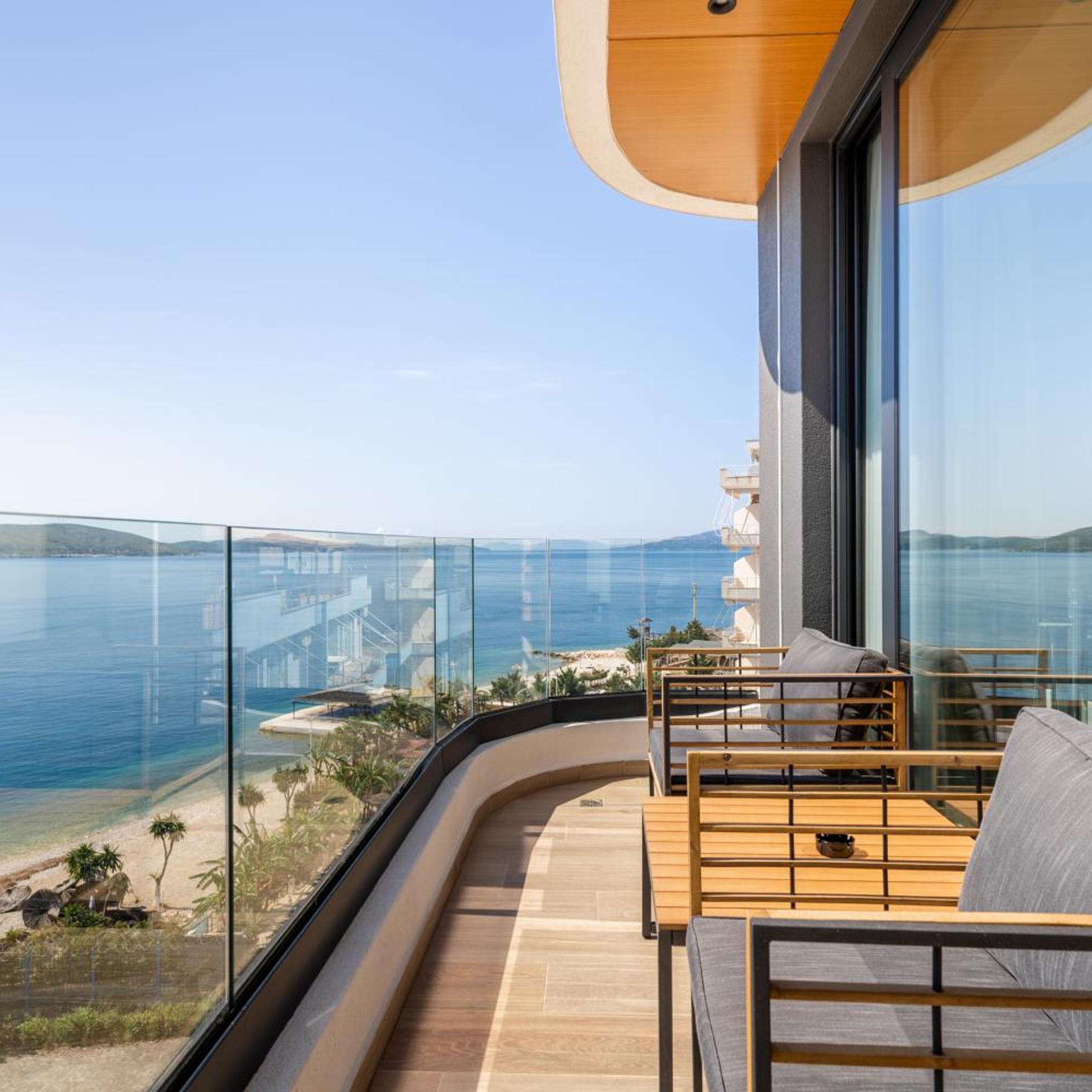 Yacht Premium Hotel 25/50