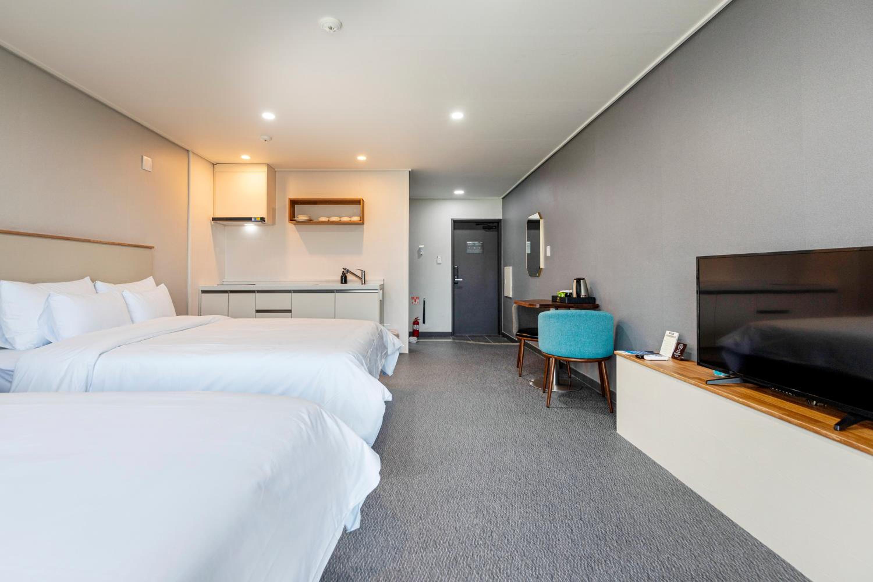 Deluxe, Mountain View, Kitchenette, Strip Building