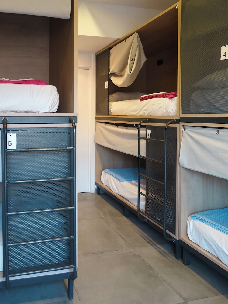Female Dorm, Female Only, 6 Beds, 6 Bunk Beds, Balcony، Athens Backpackers 2/2