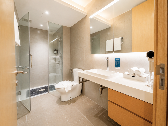3 Bedrooms, Water Front