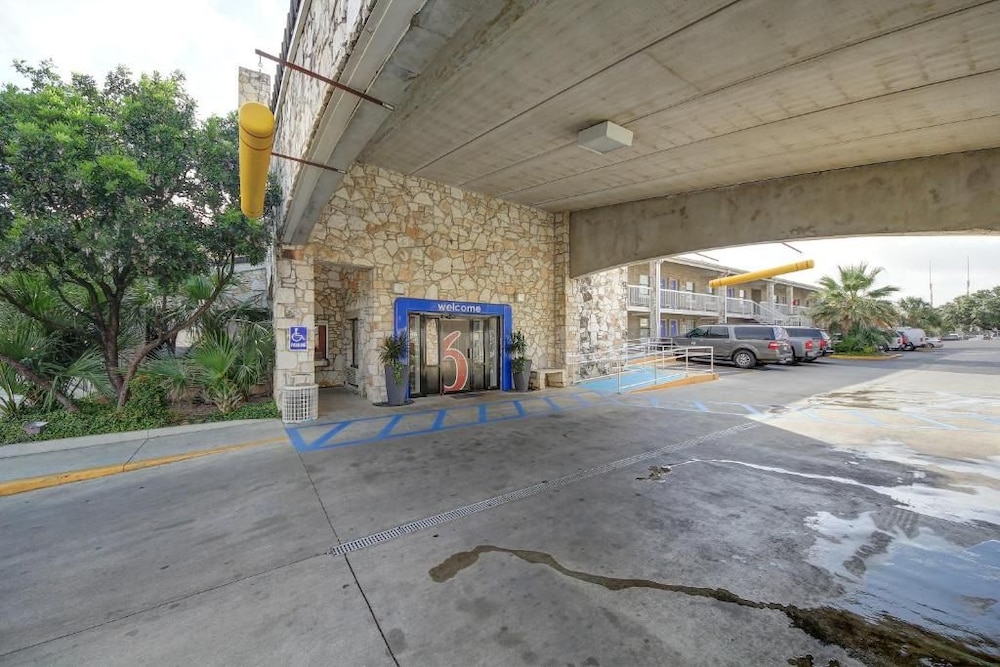 Motel6 San Antonio, TX - Northwest Medical Center 40/60
