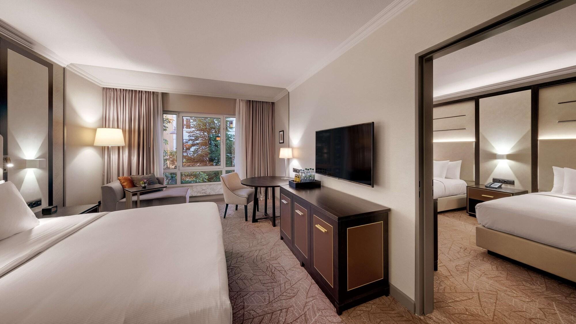 Connecting, Family, Multiple Beds