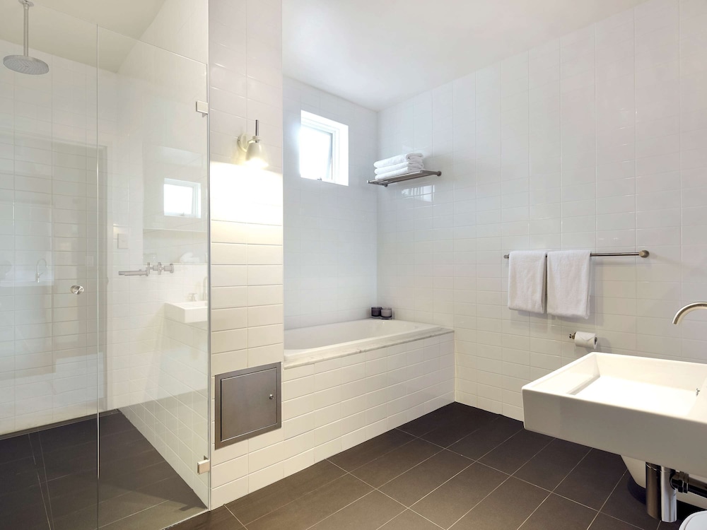 Harbour Rocks Hotel 25/70
