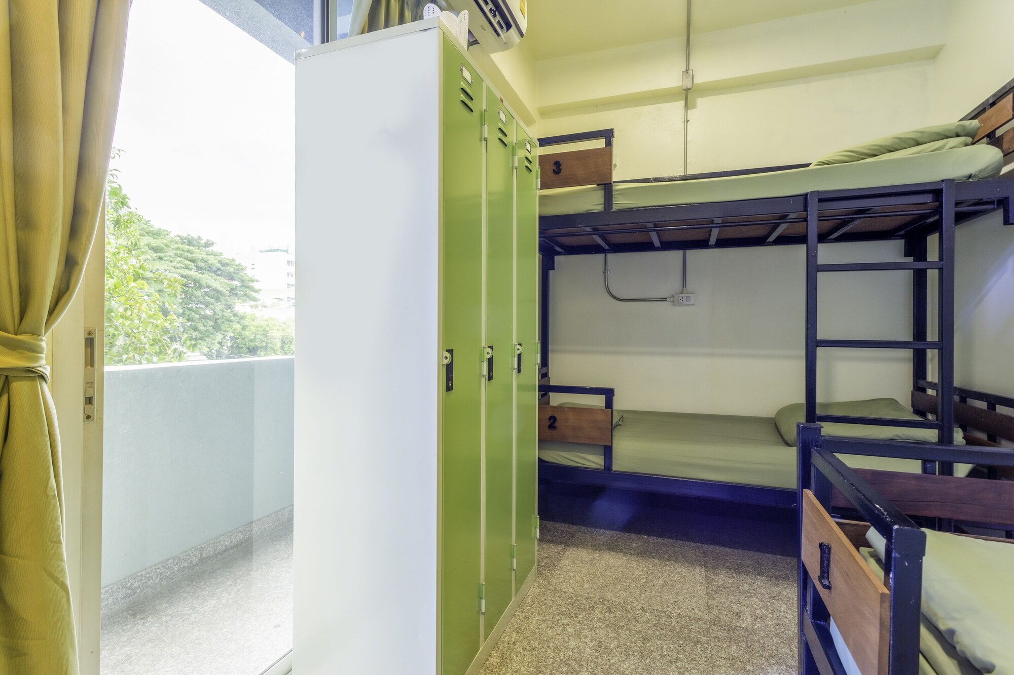 Bed in Mixed Dorm Room, OYO 928 Leaf Hostel 2/2