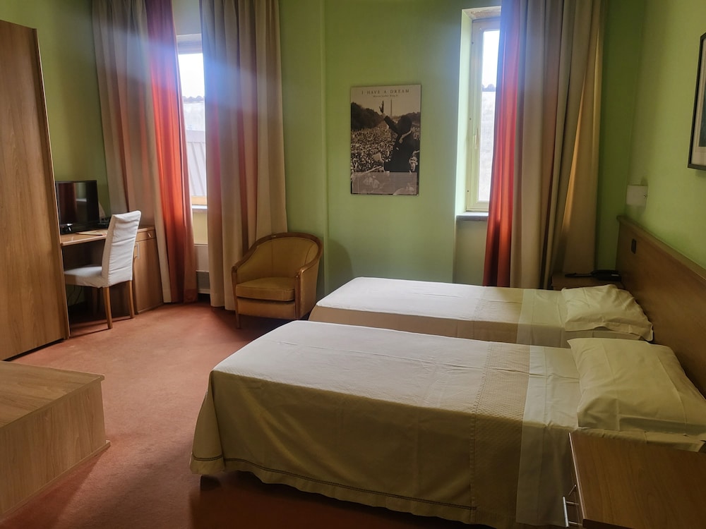 غرفة قياسية مفردة بسريرين منفصلين، Hotel Lux 7/10