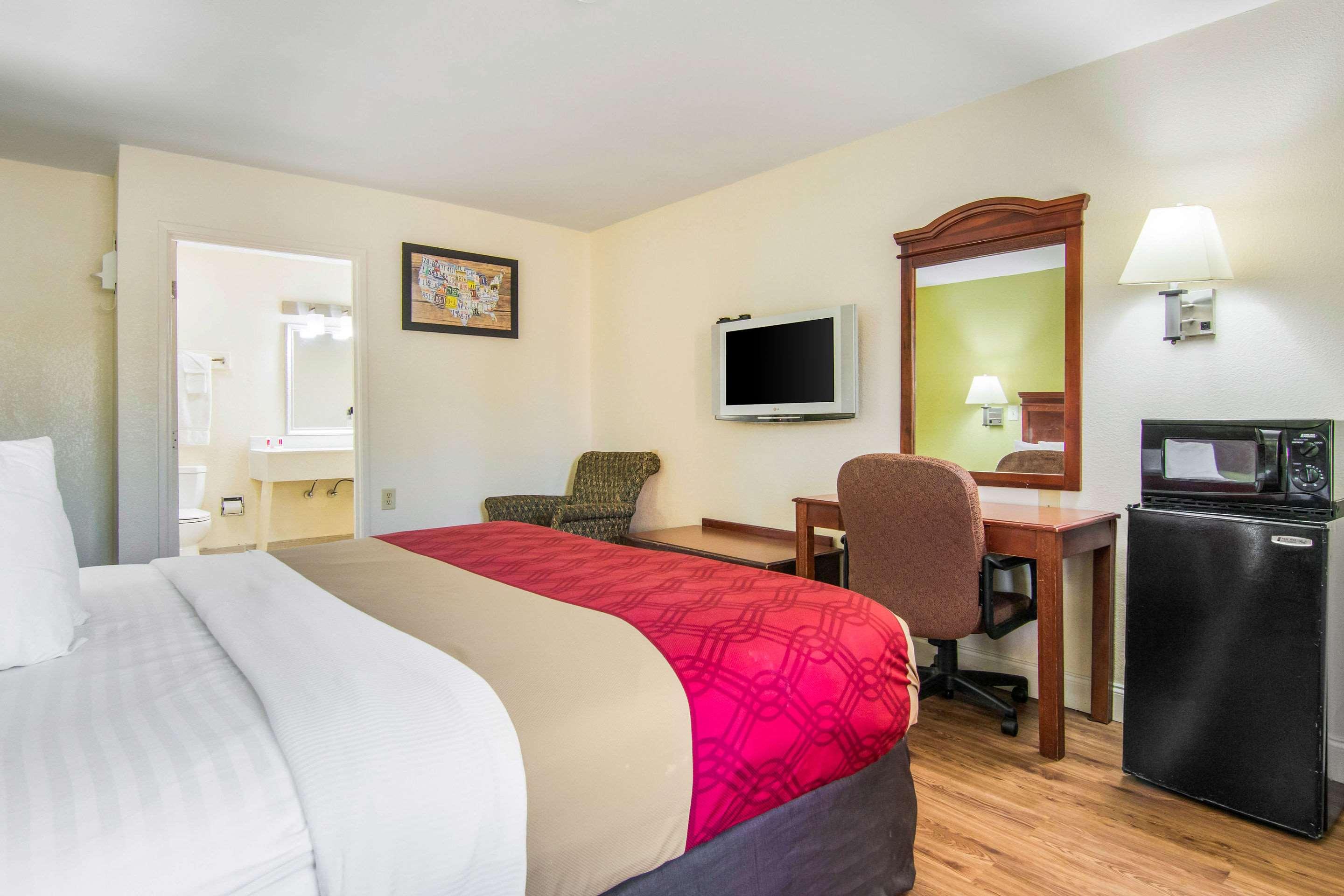 Room, King Bed, Smoking, Accessible