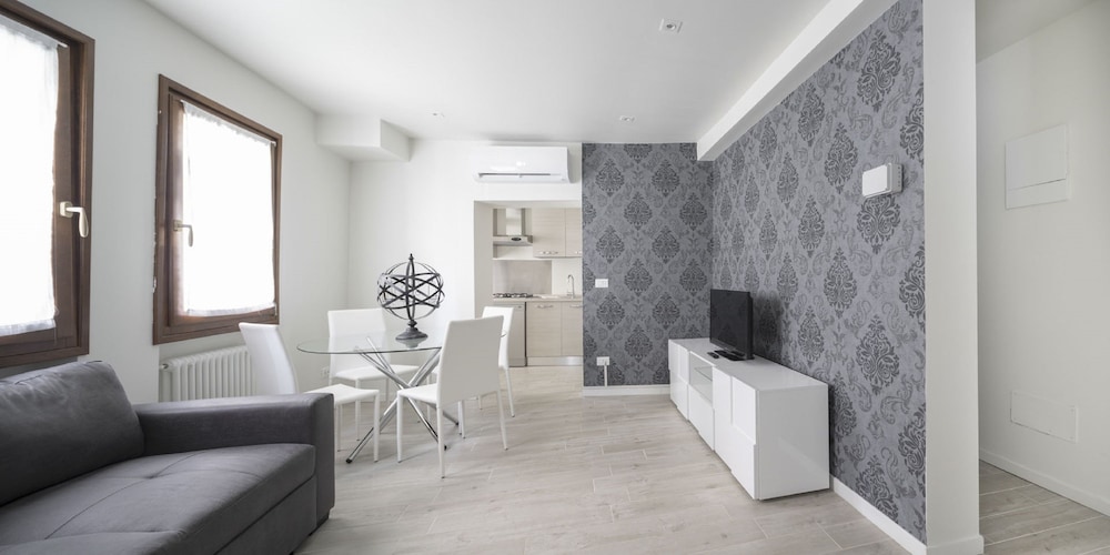 Apartments in San Marco with Canal View 19/37