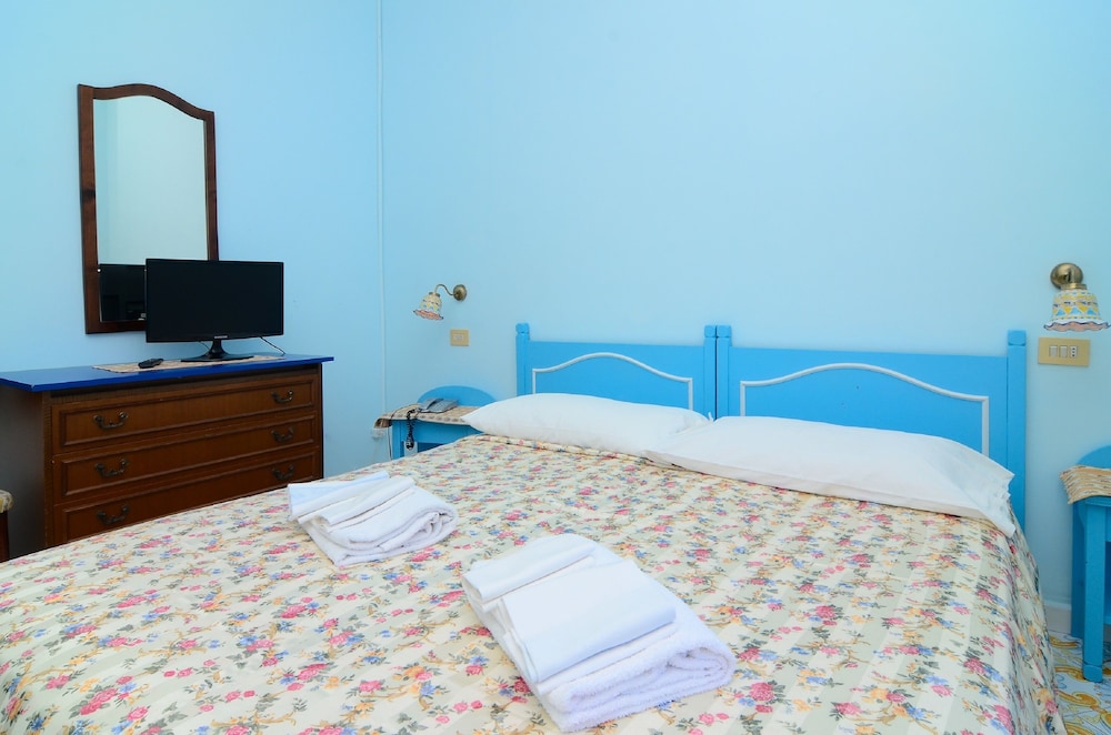 ROOM, DOUBLE OR TWIN BED