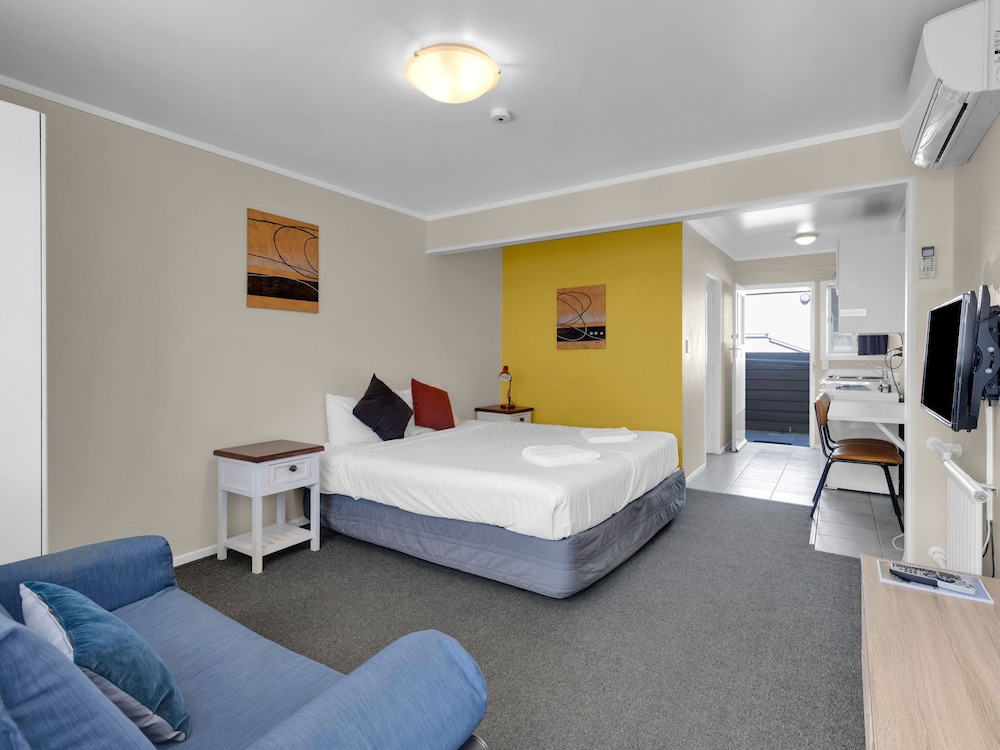 Kowhai And Colonial Motel 12/49